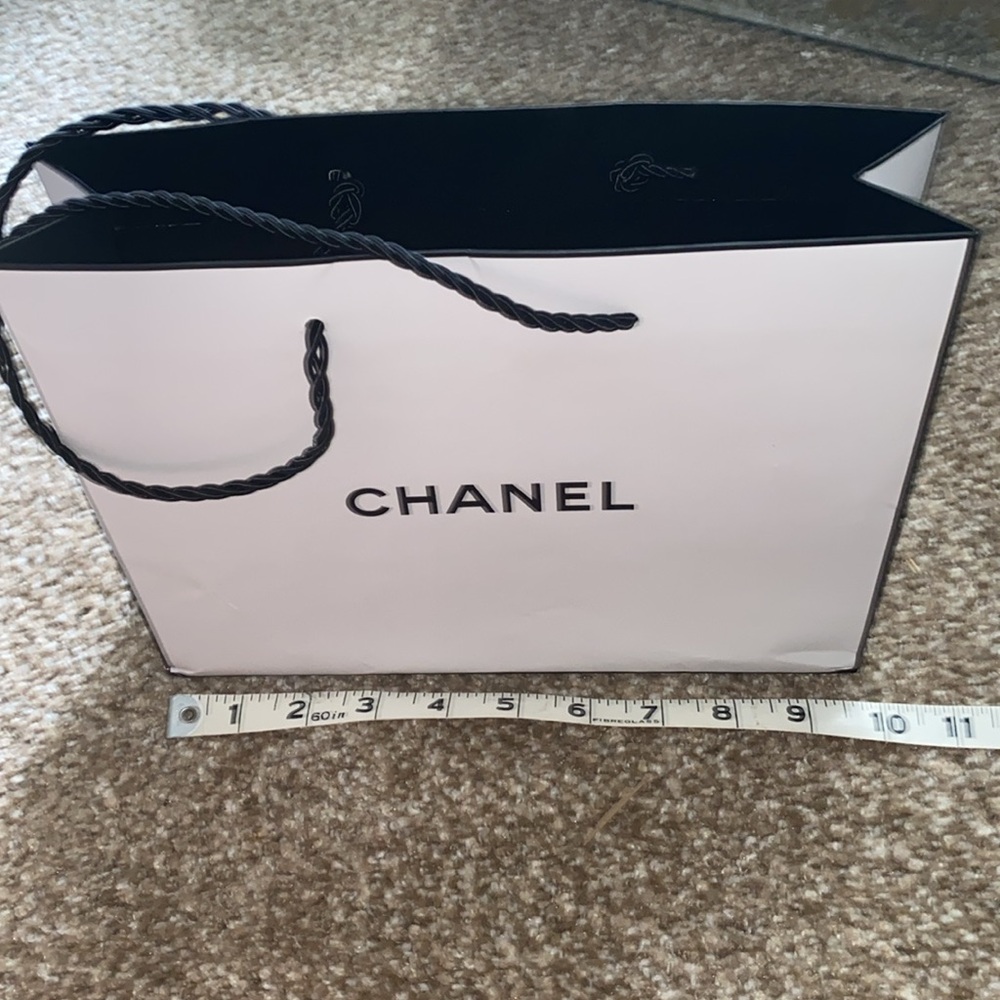CHANEL White & Black Gift Bag - Picture 2 of 4